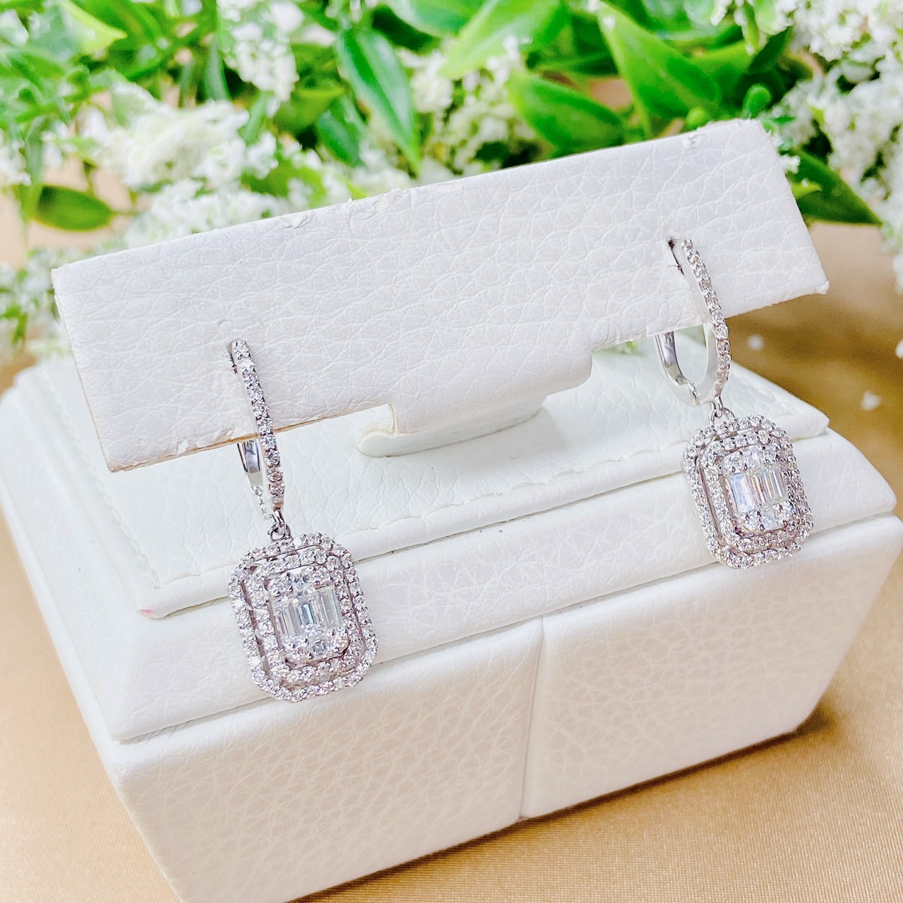 ต่างหูห่วงเพชรแถวระย้าจี้ด้วยเพชรบาเก็ตประกบล้อมด้วยเพชรกลม Halo 2ชั้น ตัวเรือนทองขาว เรียบหรู