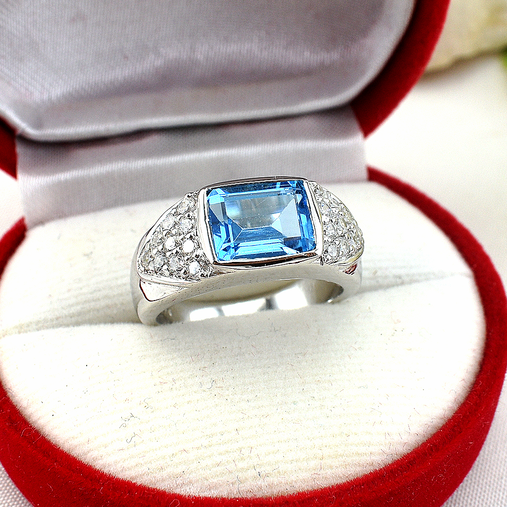 แหวนเงินแท้ราคาถูกชุบทองคำขาว สวิสบลูโทปาซแท้ 2.80 กะรัต เพชรCZ 0.50 กะรัต งานประณีตสวยงาม สั่งผลิตค่ะ