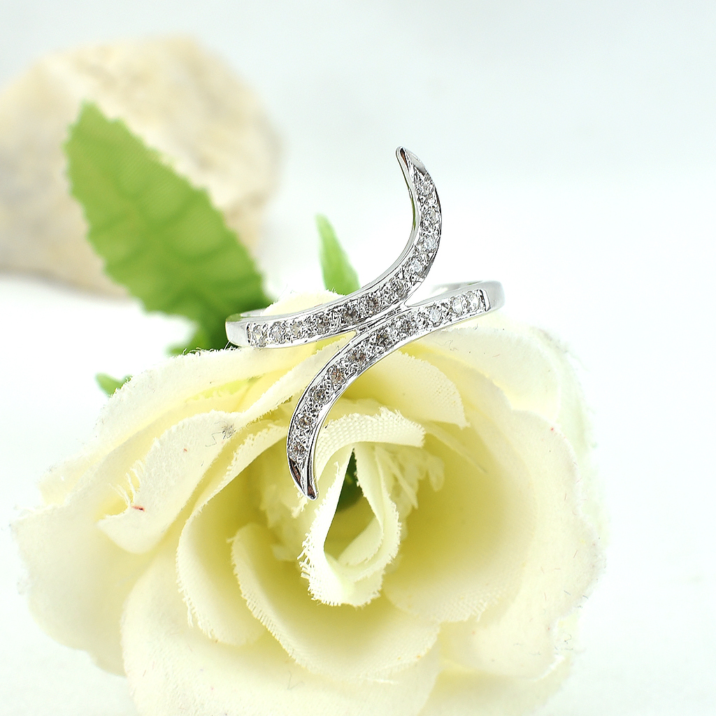 แหวนเงินแท้ราคาถูกชุบทองคำขาว เพชรCZแท้ 0.147 กะรัต งานประณีตสวยงาม สั่งผลิตค่ะ