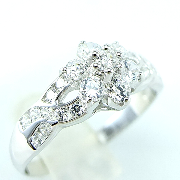 แหวนเงินแท้ราคาถูกชุบทองคำขาว เพชรCZเม็ดกลาง 0.42 กะรัต เพชรCZเม็ดข้าง 0.27 กะรัต งานประณีตสวยงาม สั่งผลิตค่ะ