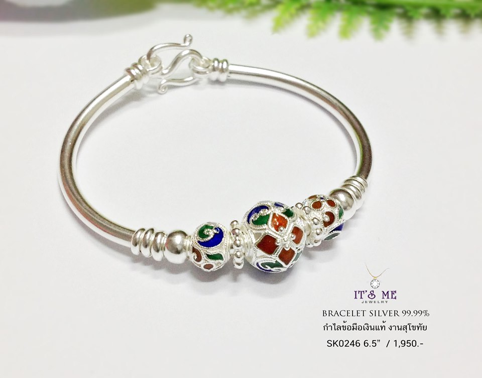 กำไลข้อมือเงินแท้99.9% งานสุโขทัย ตรงกลางลงยาดอกไม้สีแดง น้ำเงิน เขียว ด้านข้างเล่นลายดอกไม้ลายไทย งานจริงสวยมากๆ ค่ะ