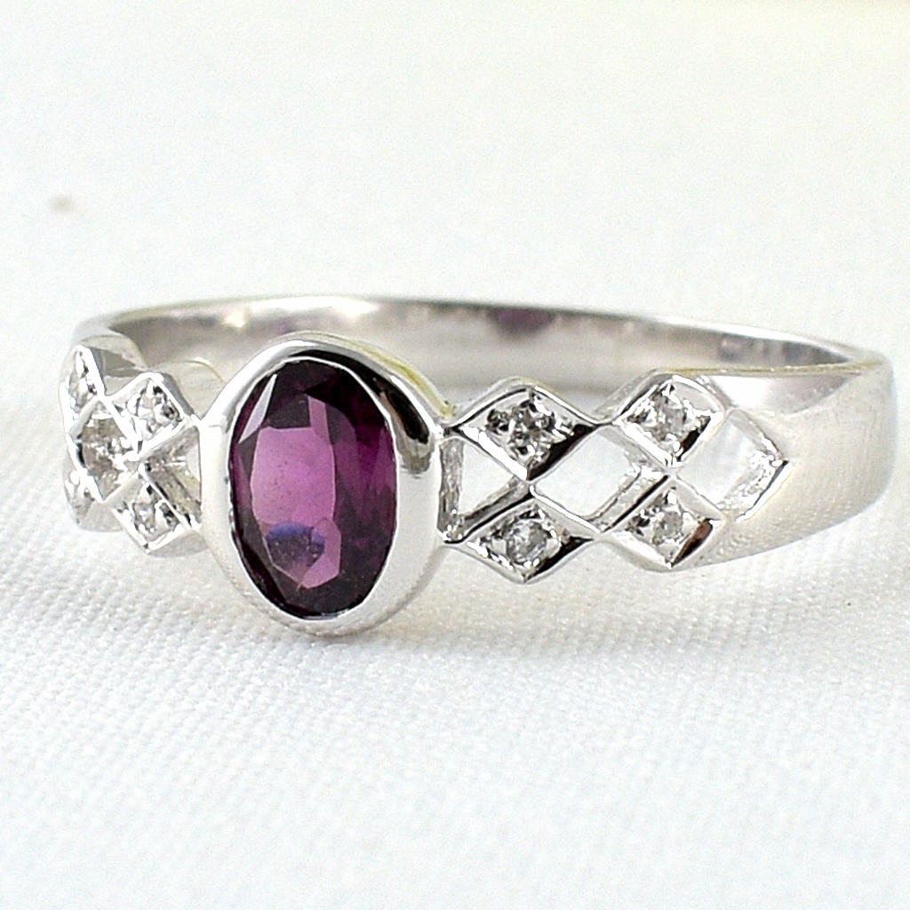 แหวนเงินแท้ราคาถูกชุบทองคำขาว พลอยแท้โรโดไลท์การ์เน็ต 0.55 กะรัต เพชรCZ 0.056 กะรัต งานประณีตสวยงาม สั่งผลิตค่ะ