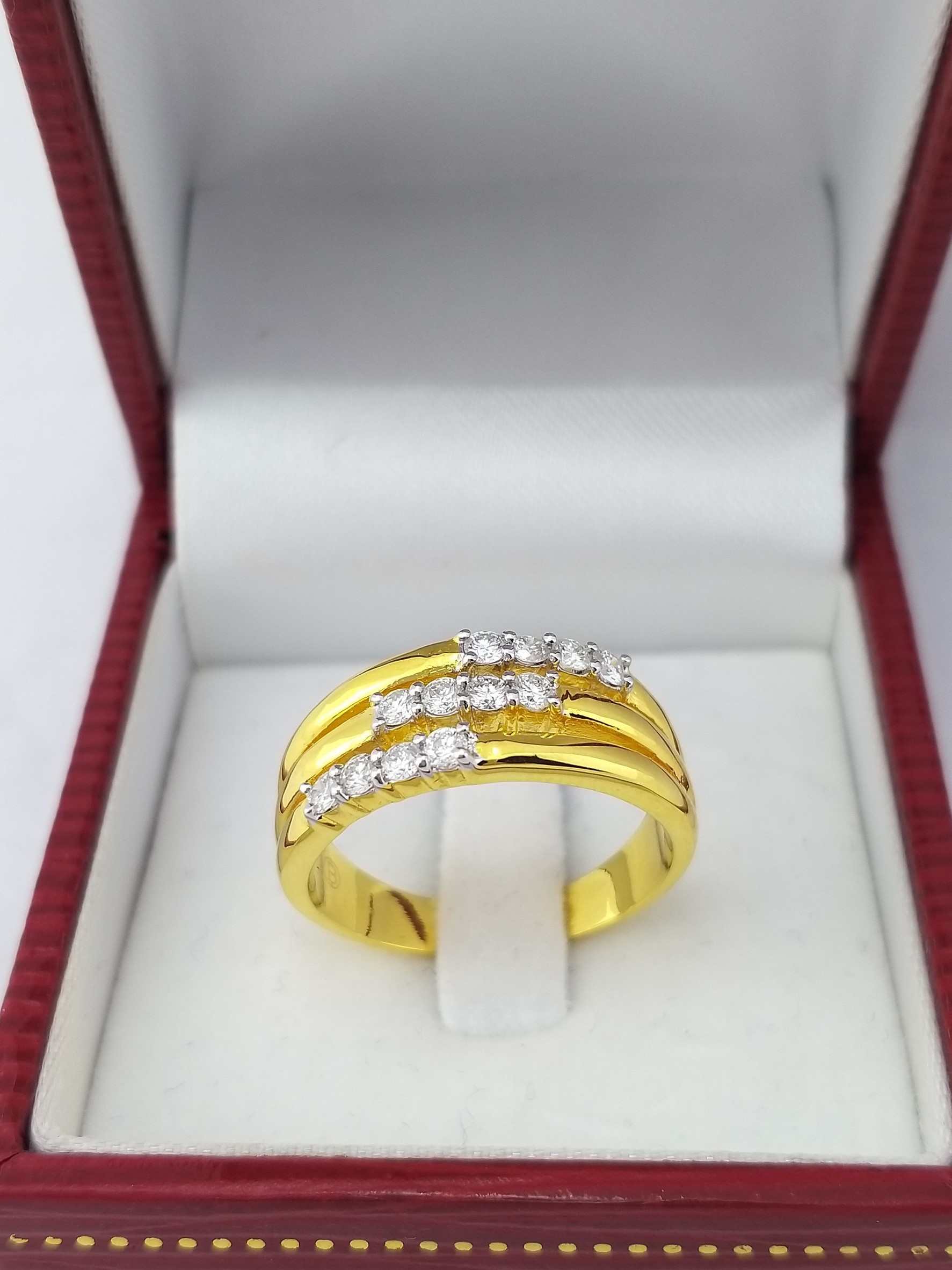 สั่งผลิตเพชรเบลเยี่ยมคัท แหวนแต่งงาน แหวนหมั้น ใส่เที่ยว ออกงาน แหวนทองคำ 18K เพชรแท้ 0.36 กะรัต 6.30 กรัม น้ำ 99 ราคาถูกมาก มีใบรับประกันค่ะ