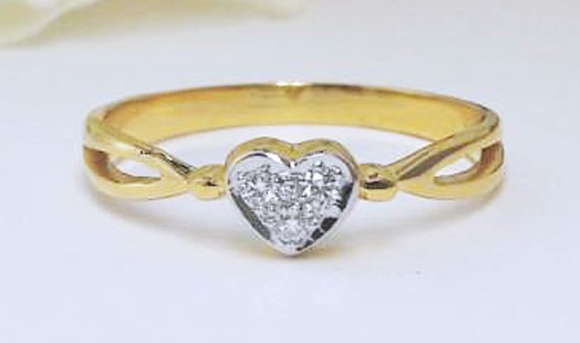 สั่งผลิตเพชรเบลเยี่ยมคัท แหวนแต่งงาน แหวนหมั้น ใส่เที่ยว ออกงาน แหวนทองคำ 18K เพชรแท้ 0.06 กะรัต 2.11 กรัม น้ำ 99 ราคาถูกมาก มีใบรับประกันค่ะ