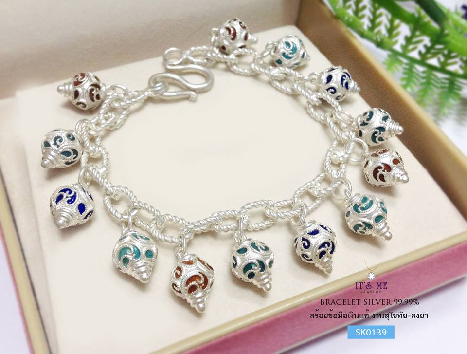 สร้อยข้อมือเงินแท้99.9% งานสุโขทัย สร้อยลายโซ่ร้อยเม็ดปะคำ ลงยาสีน้ำเงิน แดง เขียว ทั้งหมด 13 ชิ้น ห้อยตุ้งติ้ง งานสุโขทัยแบบไทยๆ งานจริงสวยหวานมากๆ ค่ะ ขนาดเม็ดปะคำไม่ใหญ่มากค่ะ กลางๆ