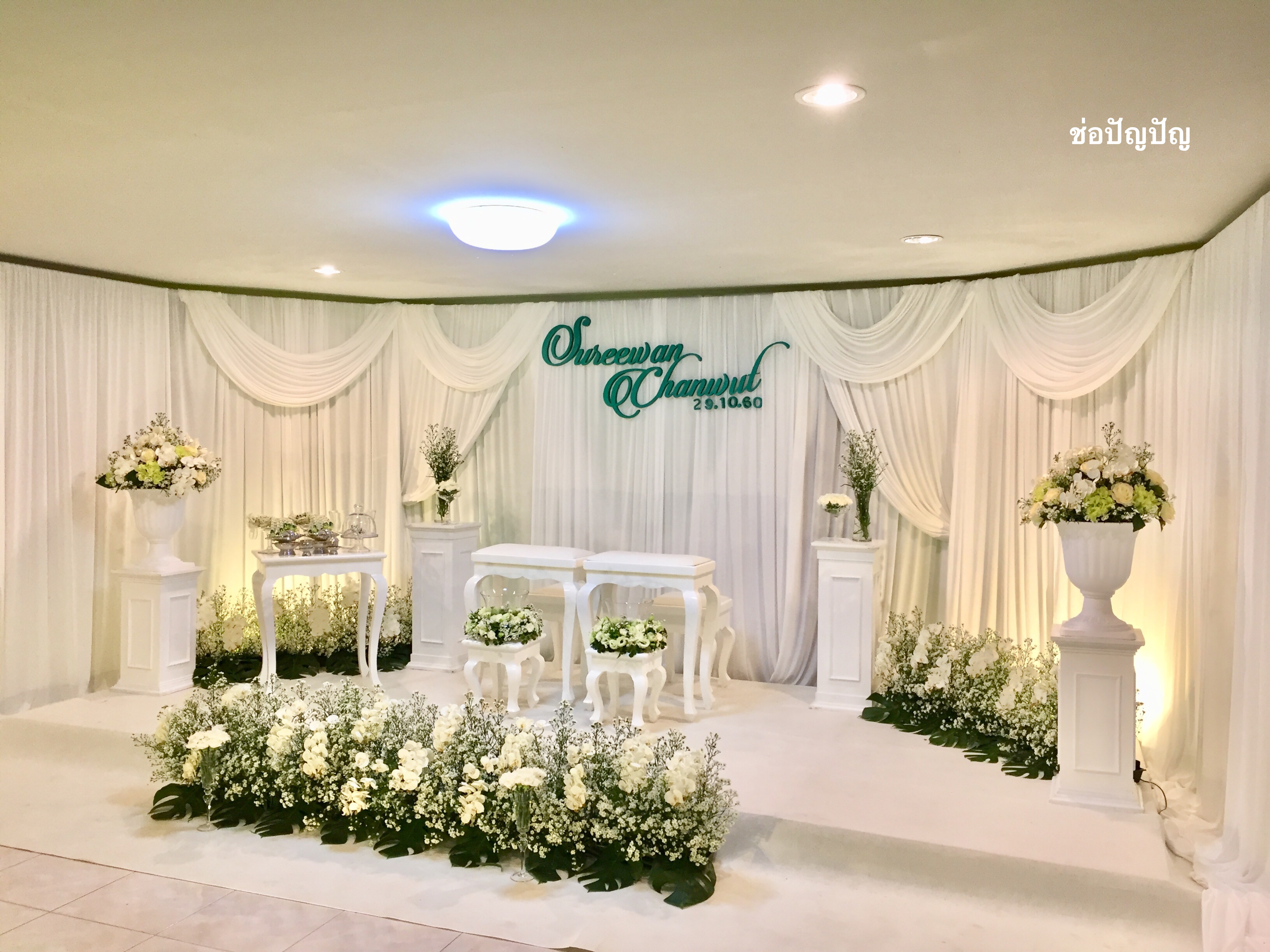 สถานที่หลั่งน้ำสังข์,แบคดรอปหลั่งน้ำสังข์ โทนขาวเขียว