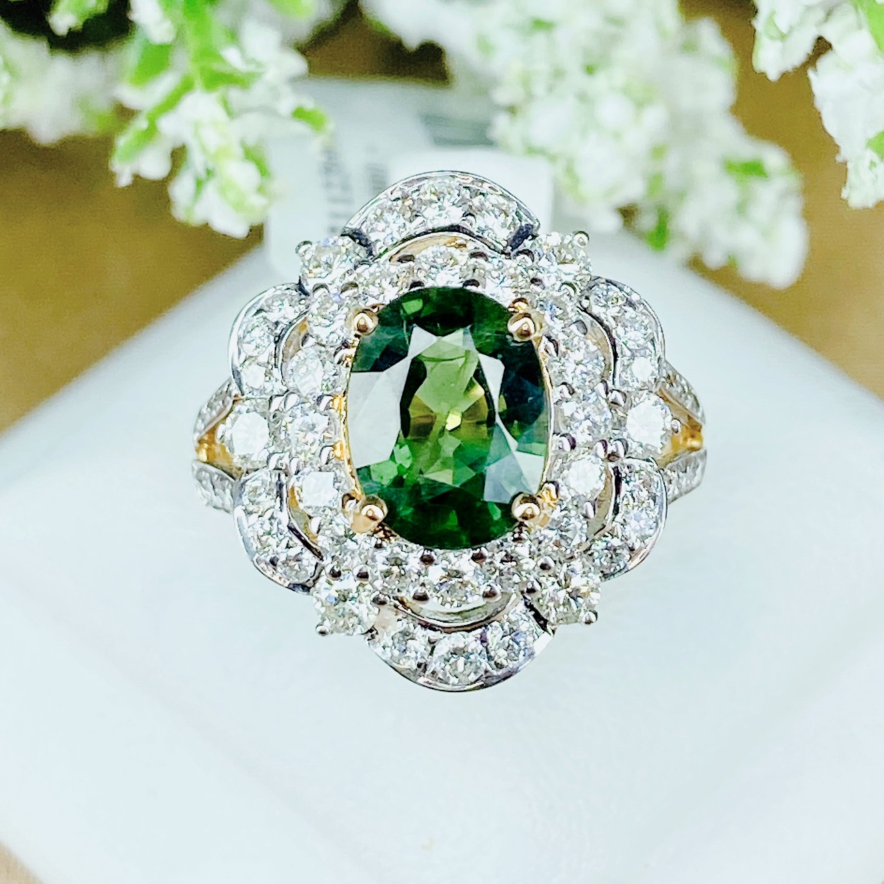 แหวนพลอยเขียวส่องประดับเพชร (Design Cocktail Ring) เขียวส่องเม็ดมาใหม่ สีสวยเหลี่ยมเล่นไฟ เจียระไนแบบเหลี่ยมเพชรรูปไข่ (Oval Shape) ล้อมเพชรสวย ไฟเต็มทุกเม็ด