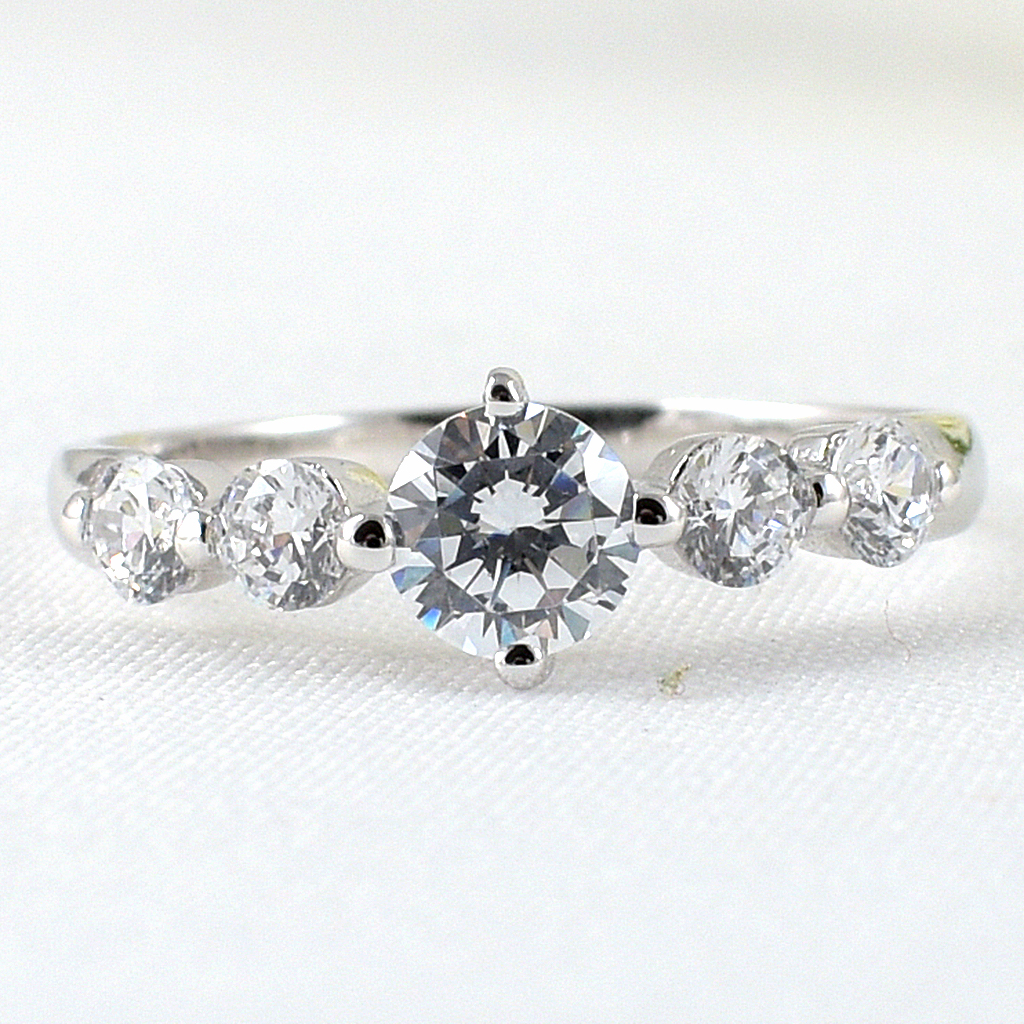 แหวนเงินแท้ราคาถูกชุบทองคำขาว เพชรCZเม็ดกลาง 0.50 กะรัต เพชรCZเม็ดข้าง 0.36 กะรัต งานประณีตสวยงาม สั่งผลิตค่ะ