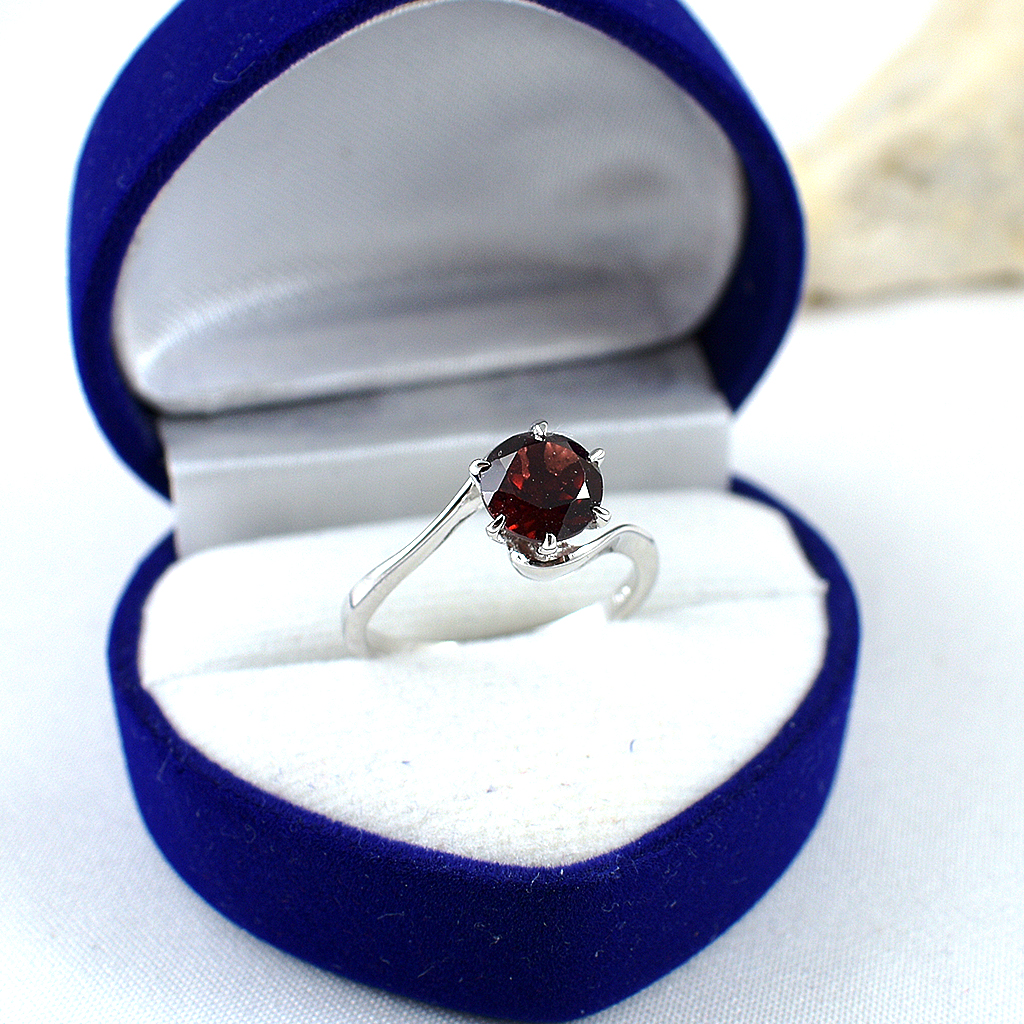 แหวนเงินแท้ราคาถูกชุบทองคำขาว โกเมนแท้ 1.65 กะรัต งานประณีตสวยงาม สั่งผลิตค่ะ