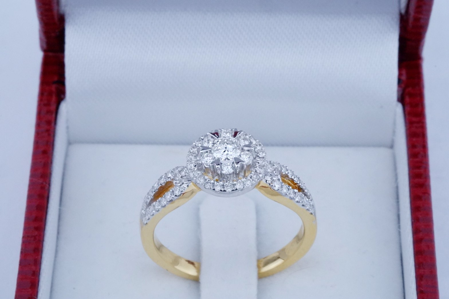 สั่งผลิตเพชรเบลเยี่ยมคัท แหวนแต่งงาน แหวนหมั้น ใส่เที่ยว ออกงาน แหวนทองคำ 18K เพชรแท้ 0.50 กะรัต 4.23 กรัม น้ำ 99 ราคาถูกมาก มีใบรับประกันค่ะ