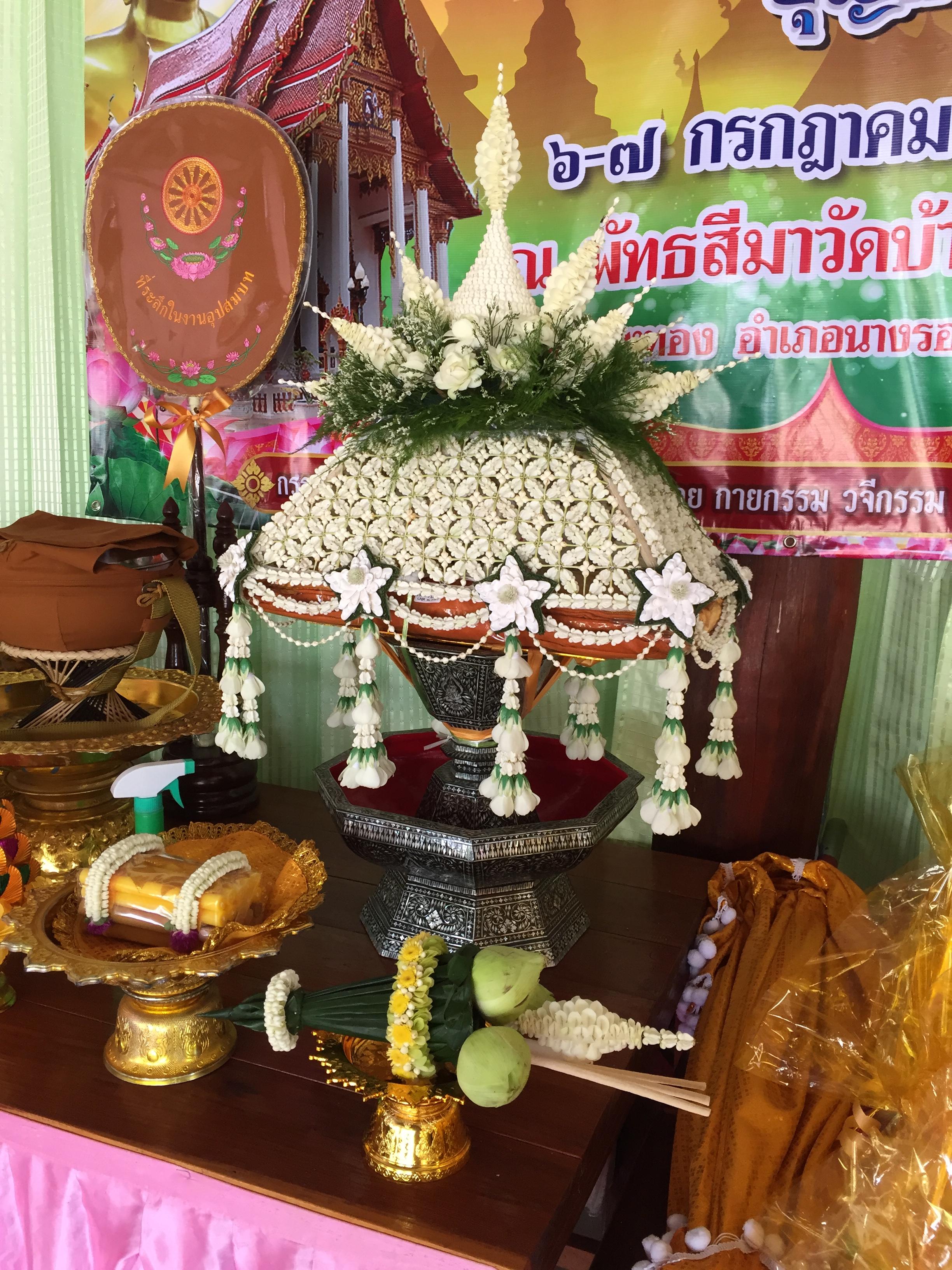 ที่คลุมผ้าไตรดอกไม้สดโทนขาว (ตาข่ายดอกพุดผสมดอกรัก) ส่งงานอ.นางรอง จ.บุรีรัมย์