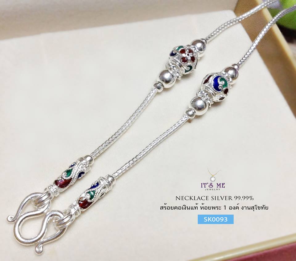 สร้อยคอเงินแท้99.9% งานสุโขทัย งานลงยา ลายดอกไม้ สีเขียว น้ำเงิน แดง สร้อยเส้นไม่ได้ใหญ่มากนะคะ ผู้หญิงใส่กำลังสวยเลยค่ะ ห้อยพระองค์ไม่หนักมากได้ค่ะ
