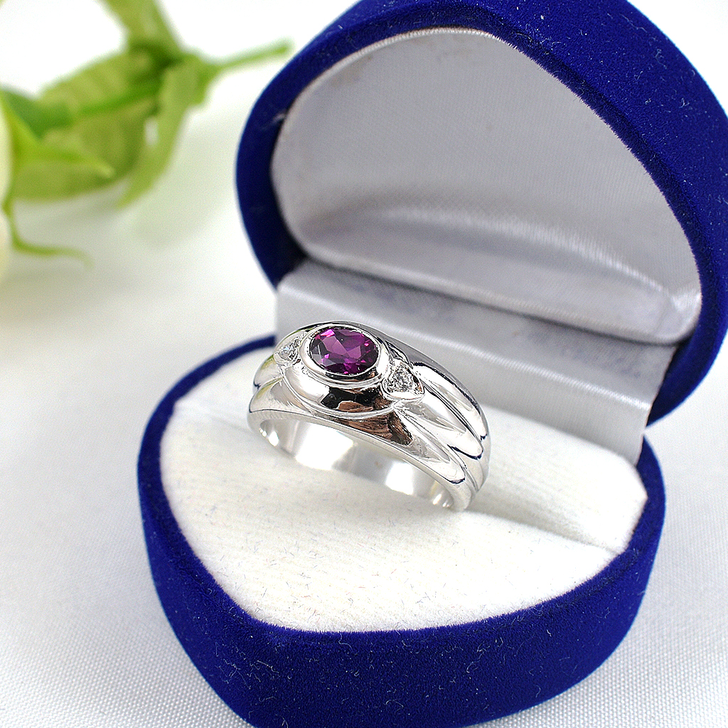 แหวนเงินแท้ราคาถูกชุบทองคำขาว พลอยแท้โรโดไลท์การ์เน็ต 0.65 กะรัต เพชรCZ 0.06 กะรัต งานประณีตสวยงาม สั่งผลิตค่ะ