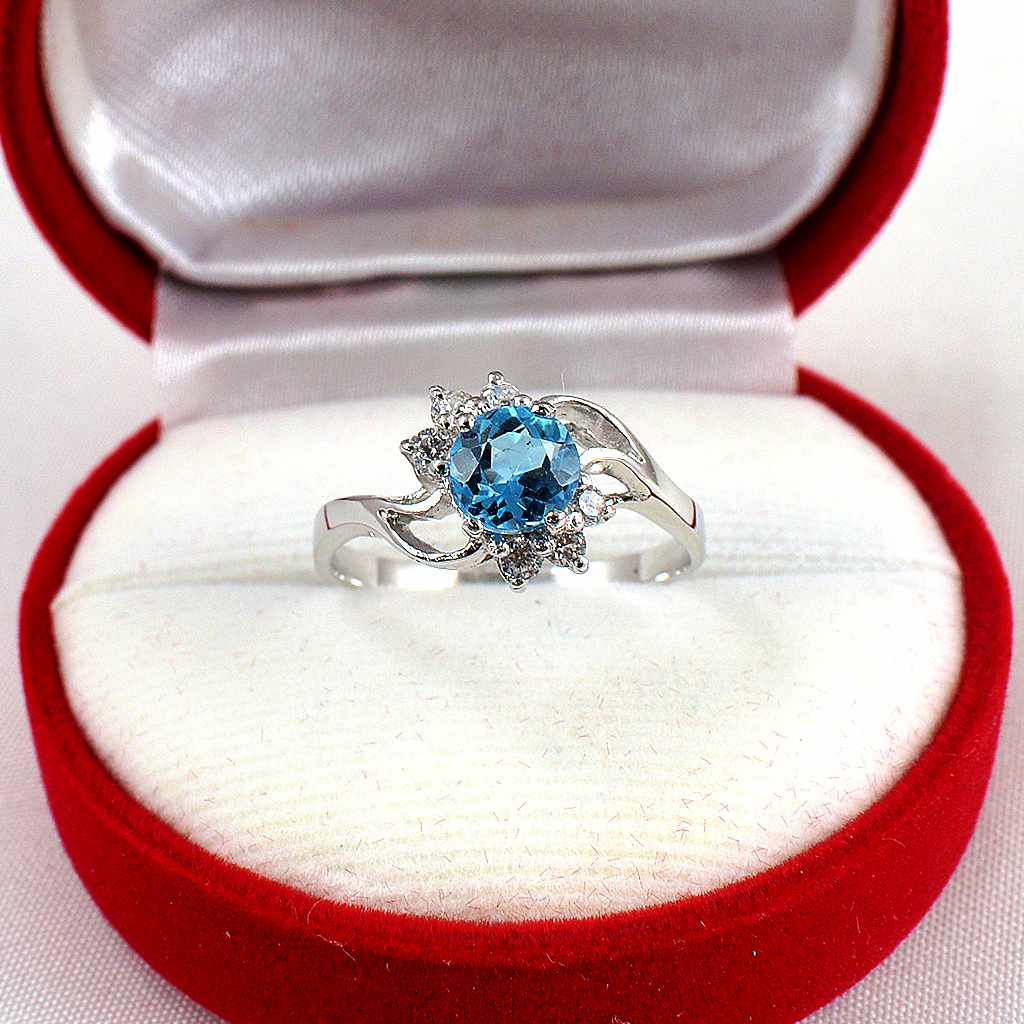 แหวนเงินแท้ราคาถูกชุบทองคำขาว สวิสบลูโทปาซแท้ 1.25 กะรัต เพชรCZ 0.18 กะรัต งานประณีตสวยงาม สั่งผลิตค่ะ