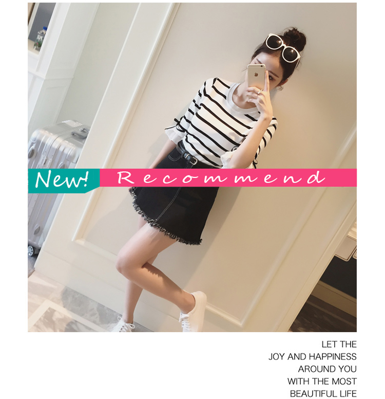  เสื้อยืดแฟชั่นลายริ้วขาวดำ คอกลม แขนสามส่วน ดีเทลแต่งโบว์ที่ปลายแขน ใส่เที่ยว หรือลำลอง สวยหวานน่ารักสไตล์เกาหลี