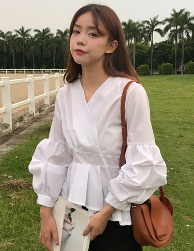 เสื้อแฟชั่นคอวีสไตล์เกาหลี แต่งแขนจับจีบพองน่ารักๆ รหัส 1729