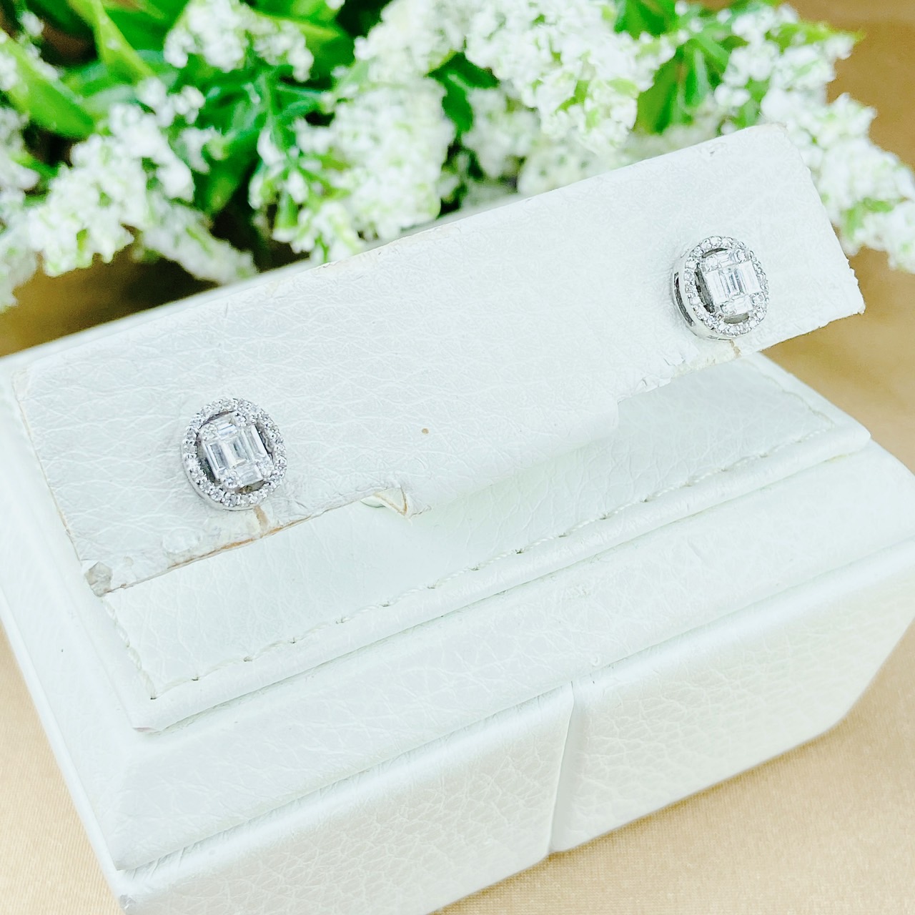 ต่างหูเพชรแทปเปอร์ ล้อมเพชรกลม เป็นทรงวงรี ใส่แล้วน่ารักมากๆค่ะ ตัวเรือน White Gold.ใส่สวย ติดหู ใส่ได้ทุกโอกาส เพชรสวยเล่นไฟดีค่ะ