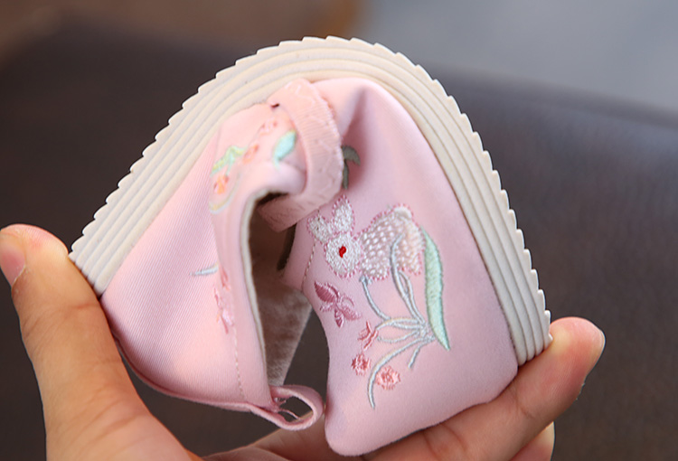 F รองเท้าจีนเด็ก ลายดอกไม้ หัวแหลม สีชมพูอ่อน