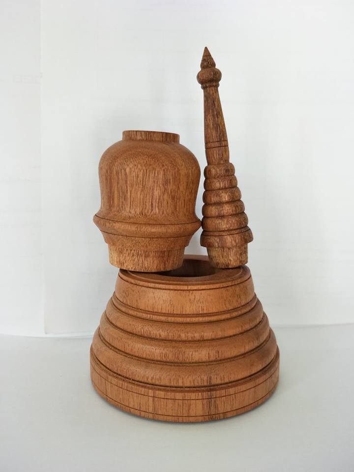 เจดีย์ไม้มะฮอกกานี ใส่พระธาตุ อบน้ำมันจันทน์หอม Pagoda Gardenia Ervatamia wood Mok wood casket for relics ขนาดสูง 8 นิ้ว