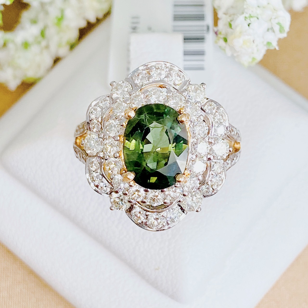 แหวนพลอยเขียวส่องประดับเพชร (Design Cocktail Ring) เขียวส่องเม็ดมาใหม่ สีสวยเหลี่ยมเล่นไฟ เจียระไนแบบเหลี่ยมเพชรรูปไข่ (Oval Shape) ล้อมเพชรสวย ไฟเต็มทุกเม็ด