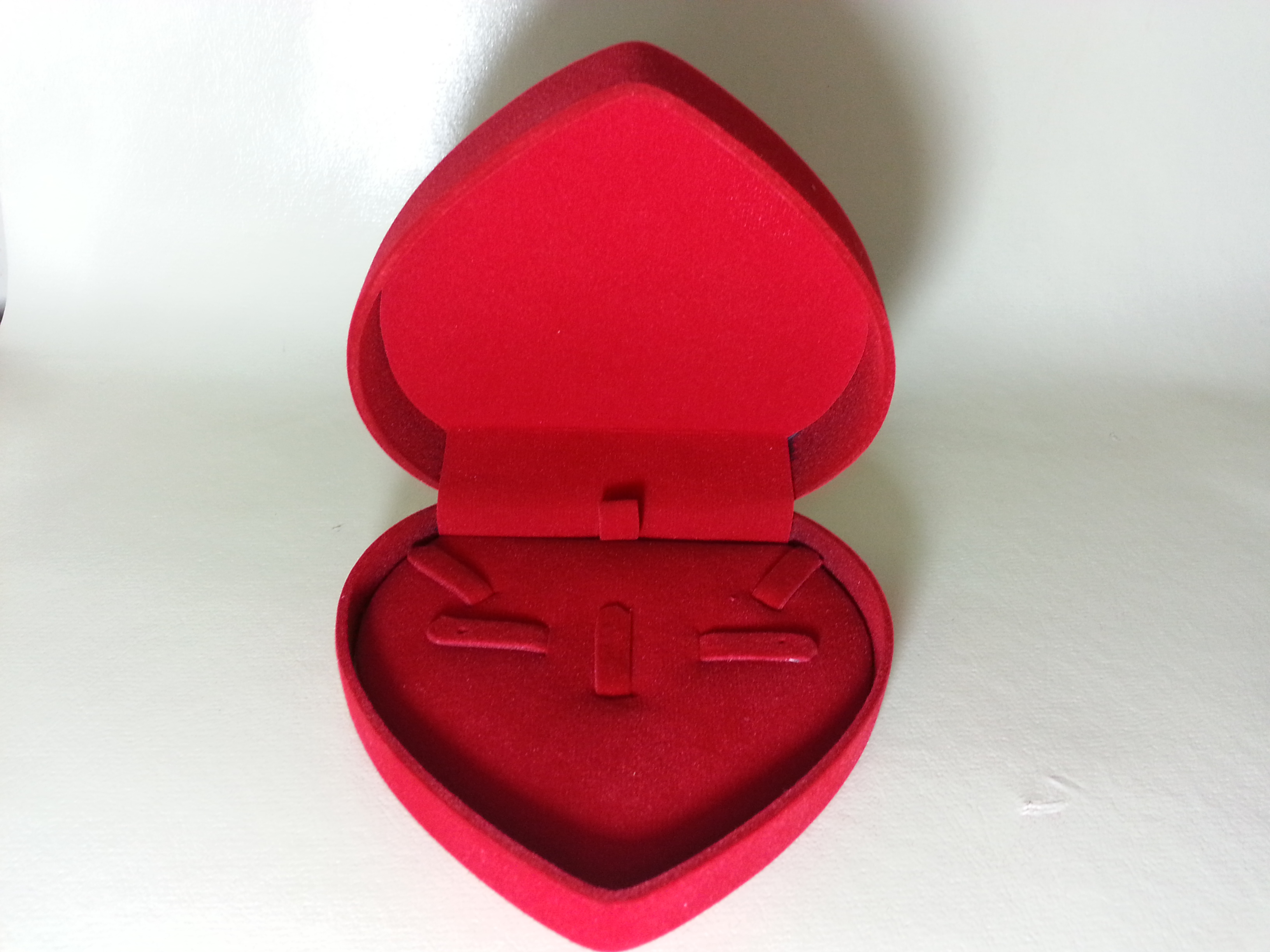 กล่องกำมะหยี่สีแดงรูปหัวใจ (กำไรข้อมือ)