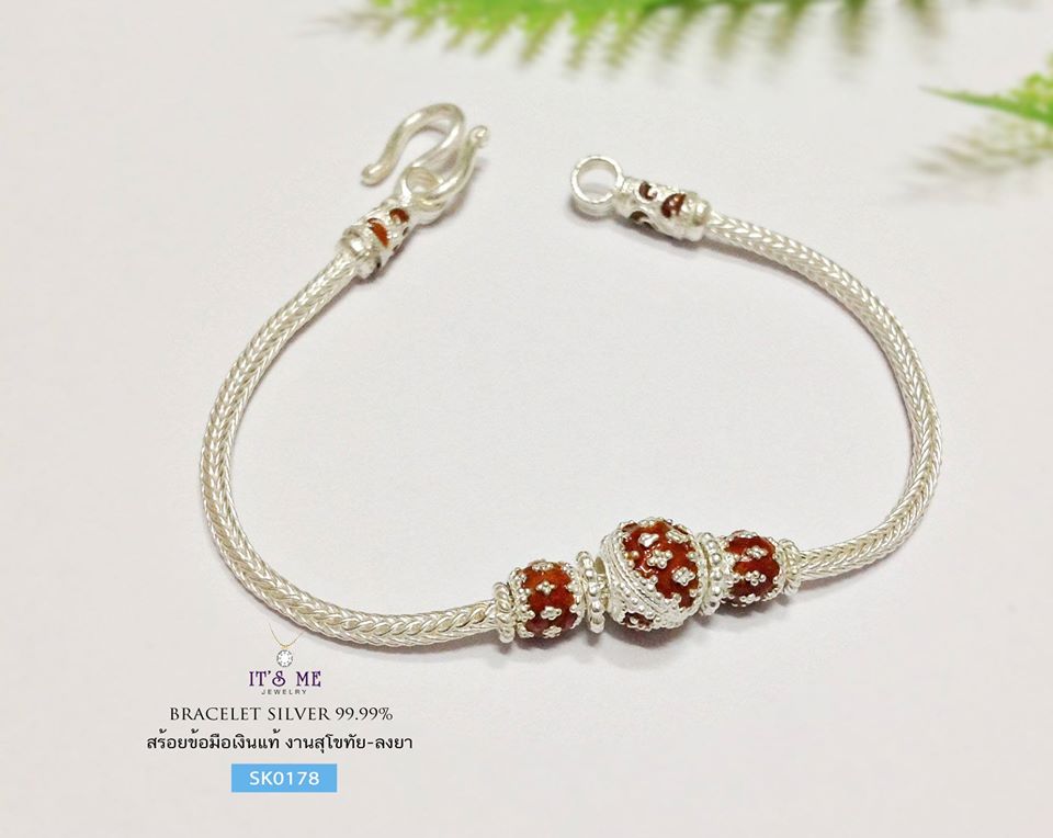 สร้อยข้อมือเงินแท้99.9% งานสุโขทัย สร้อยลงยาสีแดงเหลือง เส้นไม่ใหญ่มากค่ะ