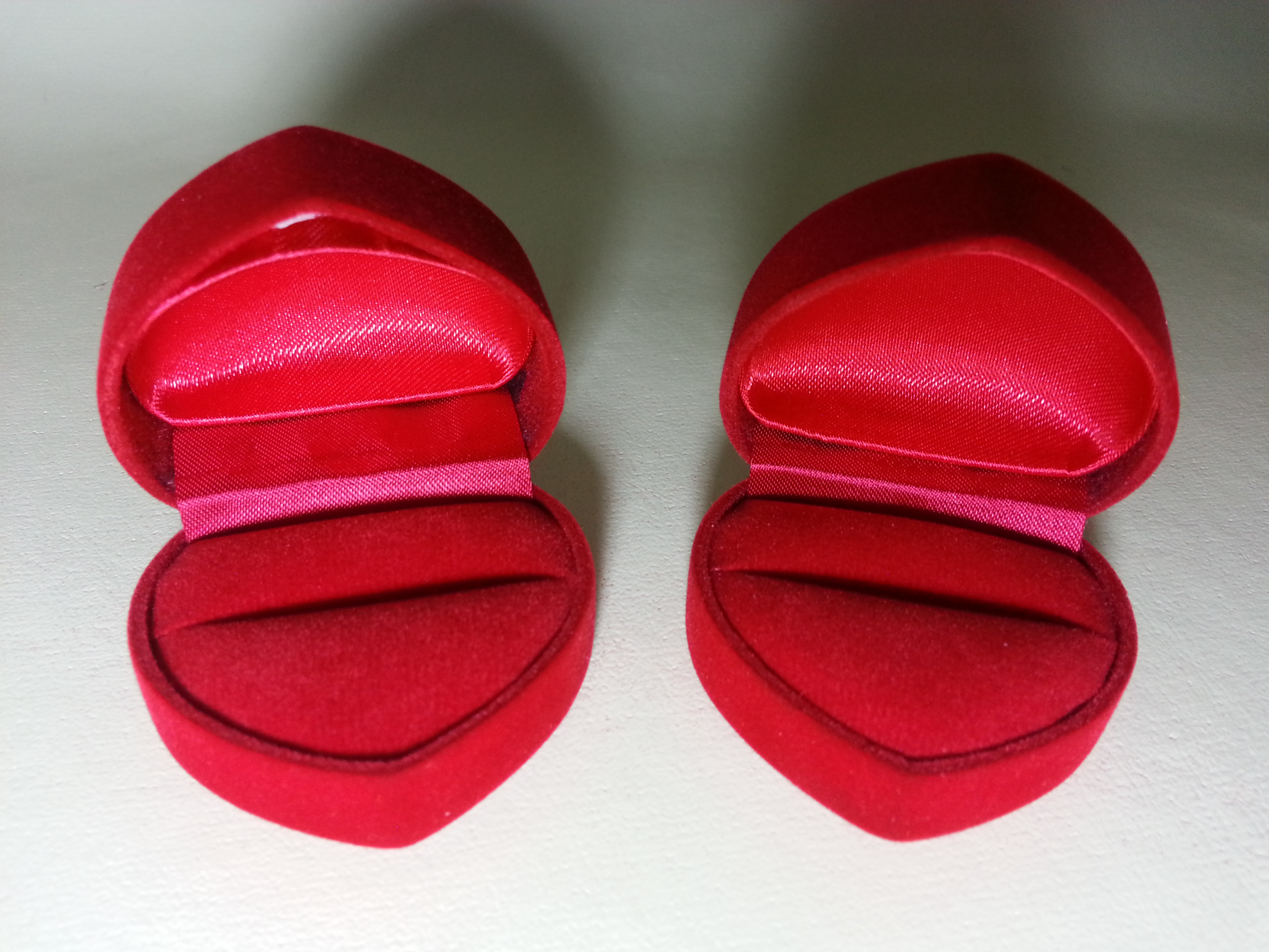 กล่องกำมะหยี่สีแดงรูปหัวใจ (ใส่แหวน)