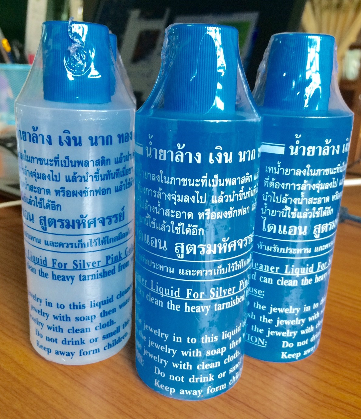 น้ำยาล้างเงิน สีฟ้า / สีขาว ใช้สำหรับล้างเงิน ทอง นาก ให้ดูใหม่อยู่เสมอ
