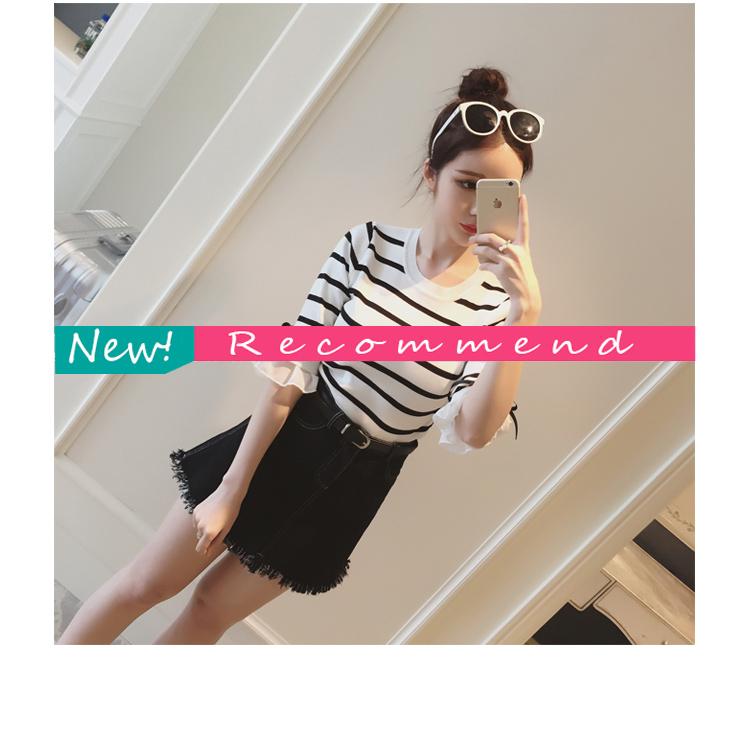  เสื้อยืดแฟชั่นลายริ้วขาวดำ คอกลม แขนสามส่วน ดีเทลแต่งโบว์ที่ปลายแขน ใส่เที่ยว หรือลำลอง สวยหวานน่ารักสไตล์เกาหลี