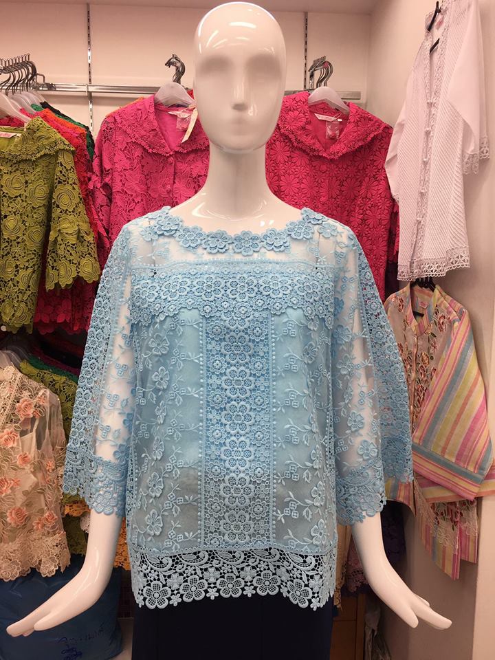 เสื้อลูกไม้ดอกลอยสวิส สีหวาน ม่วง โอรส ฟ้า เขียวอ่อน และชมพู ราคา 1800 บาท