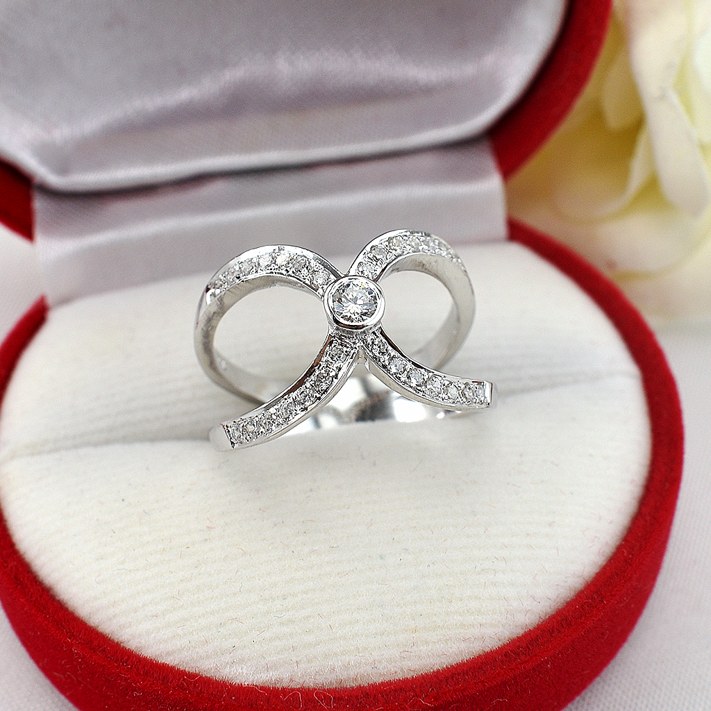 แหวนเงินแท้ราคาถูกชุบทองคำขาว เพชรCZเม็ดกลาง 0.10 กะรัต เพชรCZเม็ดข้าง 0.28 กะรัต งานประณีตสวยงาม สั่งผลิตค่ะ