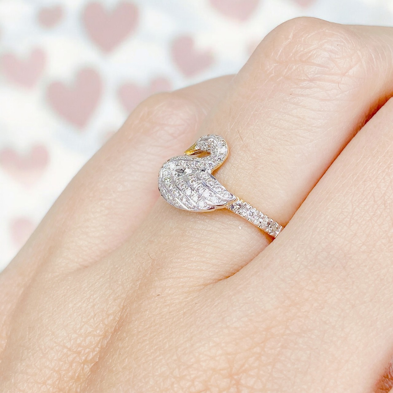 แหวนเพชรหงษ์ swan ring พร้อมประดับเพชรบ่าข้าง ตัวเรือนทอง yellowgold เพชรขาวใสเล่นไฟดีค่ะ วงนี้ใส่สวยน่ารักมากๆค่ะ น้องไม่ใหญ่มากนะคะ น้องรอเจ้าของอยู่น้าาาา
