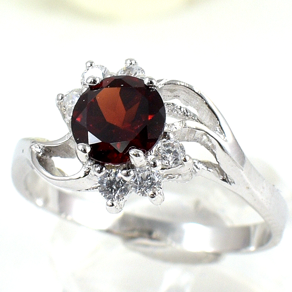 แหวนเงินแท้ราคาถูกชุบทองคำขาว พลอยแท้โกเมน 1.05 กะรัต เพชรCZ 2.10 กะรัต งานประณีตสวยงาม สั่งผลิตค่ะ