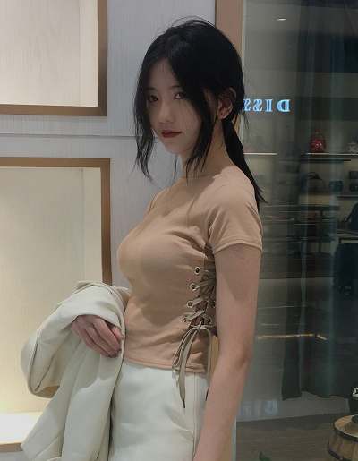 เสื้อครอปแฟชั่นคอกลมแต่งเก๋ช่วงข้างลำตัวใส่เชือกรอยห่วงสวยเก๋สไตล์เกาหลี รหัส 1673-สีกากี