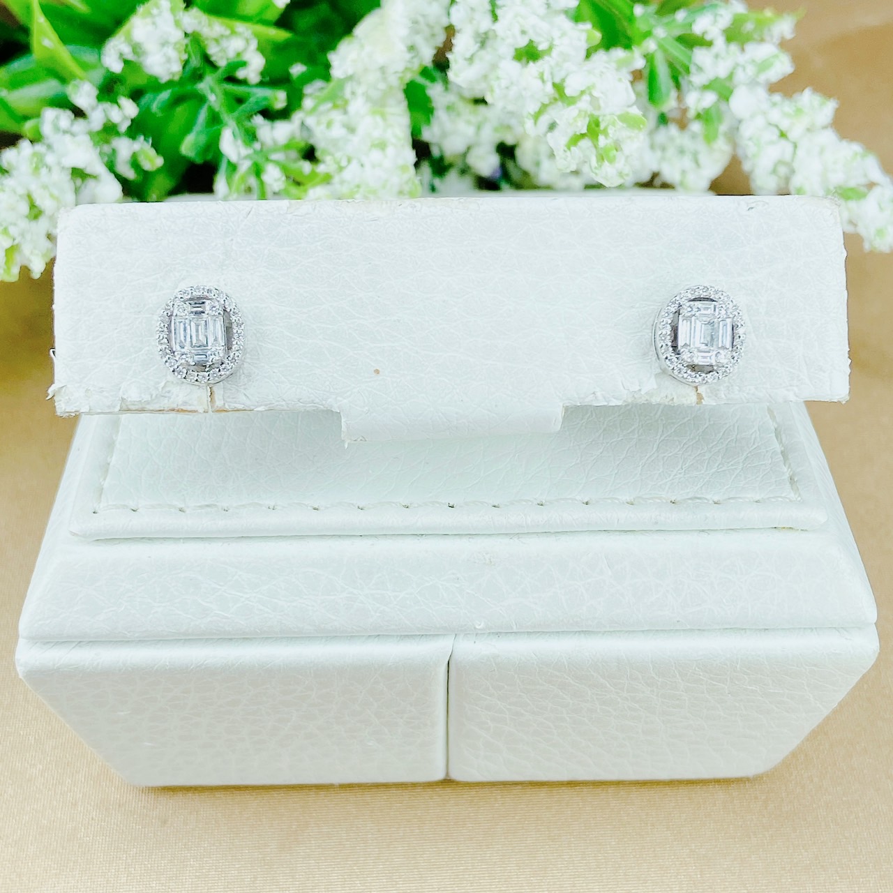 ต่างหูเพชรแทปเปอร์ ล้อมเพชรกลม เป็นทรงวงรี ใส่แล้วน่ารักมากๆค่ะ ตัวเรือน White Gold.ใส่สวย ติดหู ใส่ได้ทุกโอกาส เพชรสวยเล่นไฟดีค่ะ