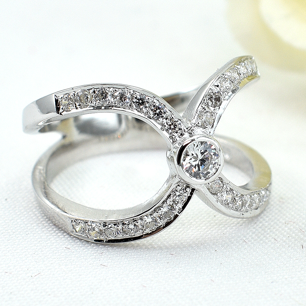 แหวนเงินแท้ราคาถูกชุบทองคำขาว เพชรCZเม็ดกลาง 0.10 กะรัต เพชรCZเม็ดข้าง 0.28 กะรัต งานประณีตสวยงาม สั่งผลิตค่ะ