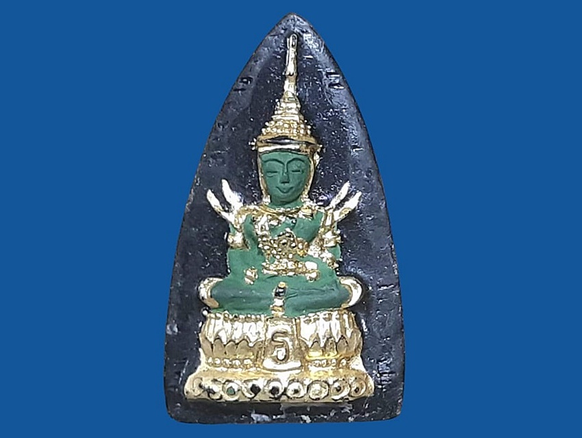 พระพุทธมหามณีตัตนปฏิมากร (พระแก้วมรกต) วัดพระศรีรัตนศาสดาราม (วัดพระแก้ว) กรุงเทพมหานคร เนื้อผงทารักดำ ลงสีเขียวและทอง ปี 2518 ยันต์ดวง พุทธาภิเษก วัดพระแก้ว พิธีใหญ่