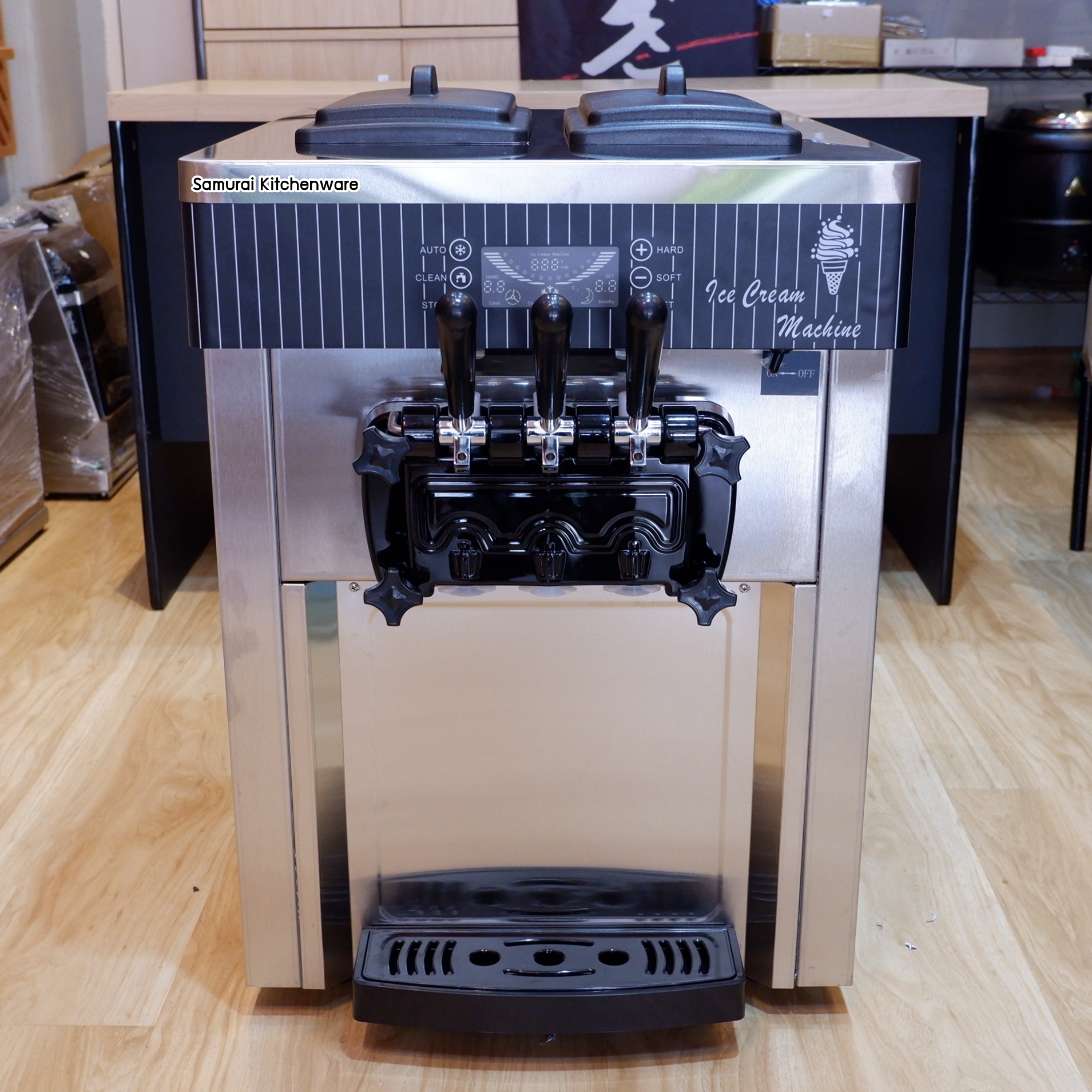 เครื่องทําไอศครีม Soft Serve 3 หัว