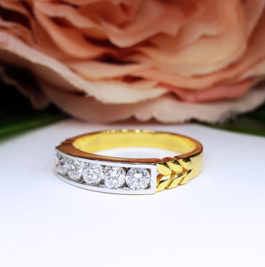 สั่งผลิตเพชรเบลเยี่ยมคัท แหวนแต่งงาน แหวนหมั้น ใส่เที่ยว ออกงาน แหวนทองคำ 18K เพชรแท้ 0.66 กะรัต 4.10 กรัม น้ำ 99 ราคาถูกมาก มีใบรับประกันค่ะ