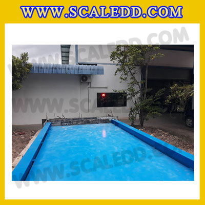 เครื่องชั่งรถบรรทุกขนาด 50 ตัน โครงสร้างแท่นชั่งทำจากเหล็กขนาด 3x8 เมตร ค่าละเอียด 5 กิโลกรัม แบบพื้นแท่นชั่งหน้าเหล็ก