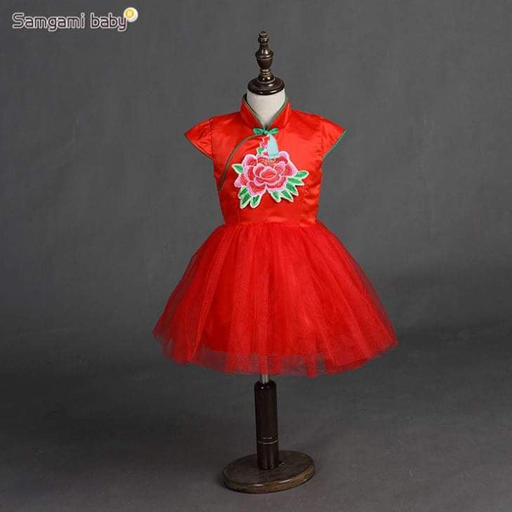 ชุดกี่เพ้าแขนสั้น สีแดง ลายโบตั๋นใหญ่