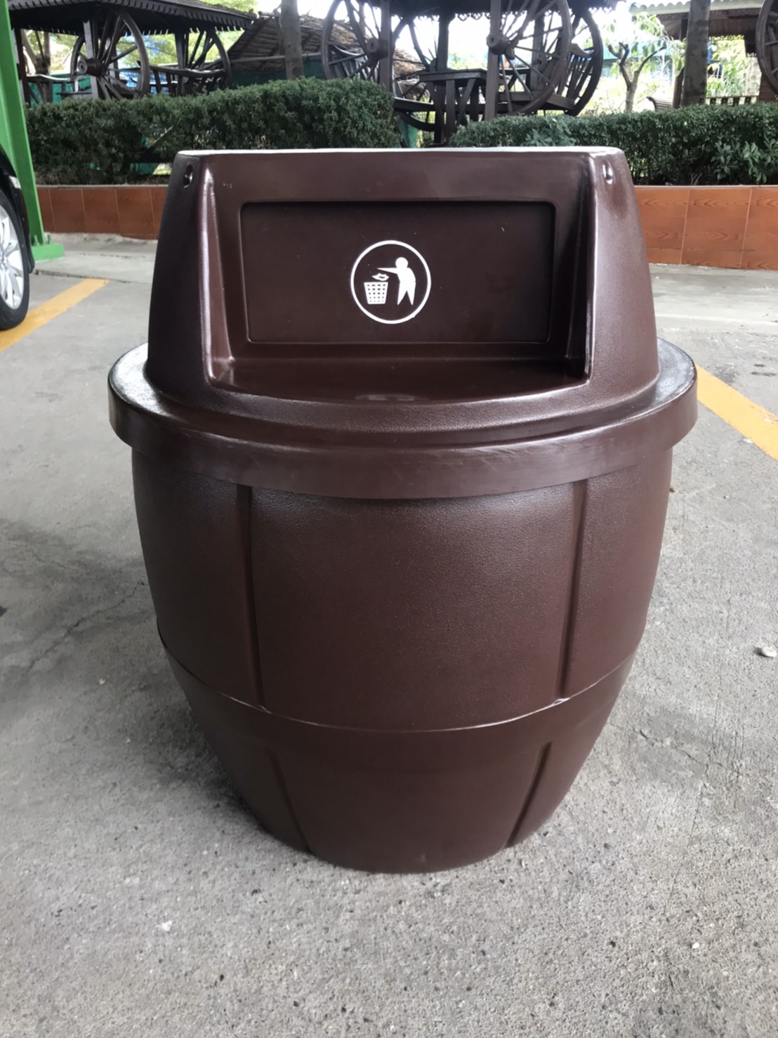 ถังขยะเนื้อโพลีเอทธิลีน ทรงถังเบียร์ ความจุ 120 ลิตร 001-TC120B Trash polyethylene Shaped like a beer keg. 120 liter. 001-TC120B