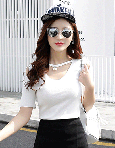เสื้อแฟชั่นโชว์ไหล่ ดีไซน์เก๋แต่งสายคล้องคอห้อยมุก-1590-สีขาว