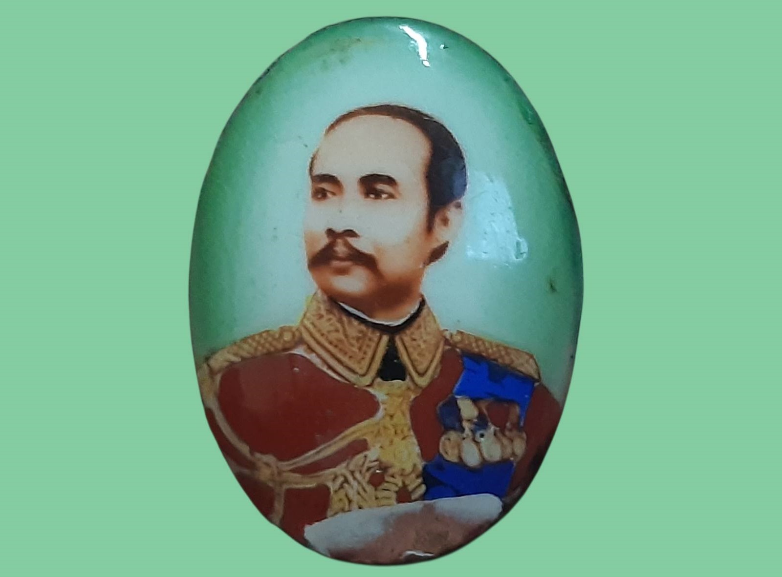 ล็อคเก็ต รัชกาลที่ 5 ภาพสี สวยตามภาพ ขนาดกว้าง 1.8 cm สูง 2.5 cm กระเทาะด้านล่าง