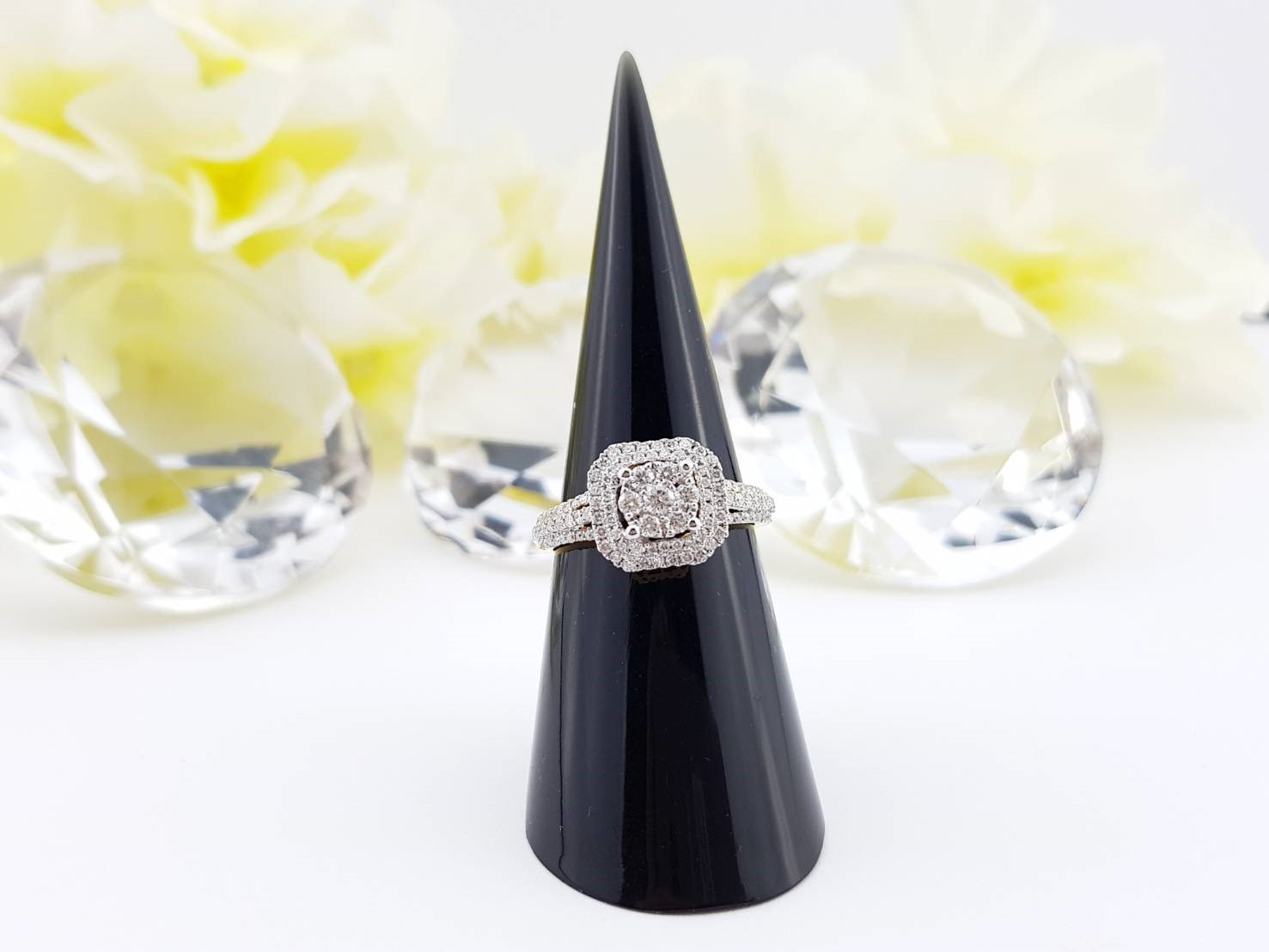 สั่งผลิตเพชรเบลเยี่ยมคัท แหวนแต่งงาน แหวนหมั้น ใส่เที่ยว ออกงาน แหวนทองคำ 18K เพชรแท้ 0.62 กะรัต 3.58 กรัม น้ำ 99 ราคาถูกมาก มีใบรับประกันค่ะ