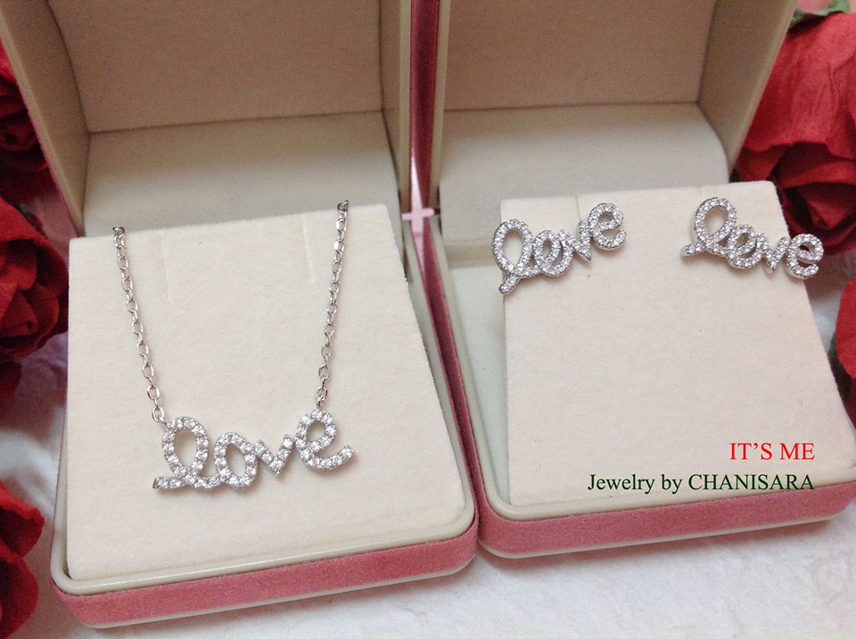 สร้อยพร้อมจี้ "Love"ประดับเพชร cz