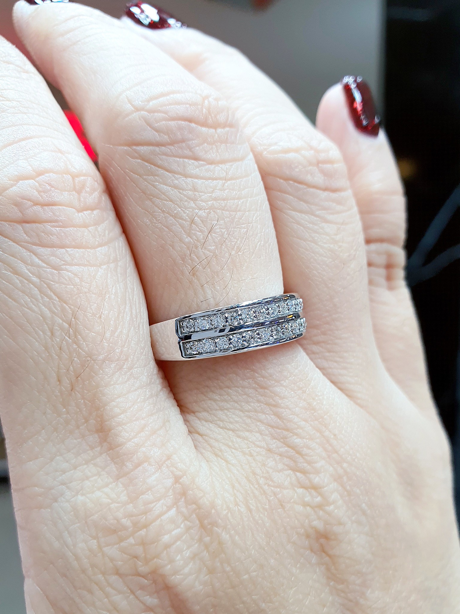 พร้อมส่งและสั่งผลิตแหวนเพชรแท้2แถวดีไซน์เรียบหรูใส่สวยเต็มหน้านิ้วแบบยอดนิยม เหมาะทั้งท่านสุภาพบุรุษ/สตรี ตัวเรือนหนาแข็งแรง แหวนแต่งงาน แหวนหมั้น ใส่เที่ยว ออกงาน แหวนทองคำ9K เพชรเบลเยี่ยมแท้ 0.30 กะรัต 26 เม็ด ราคาถูกมาก ส่งฟรี