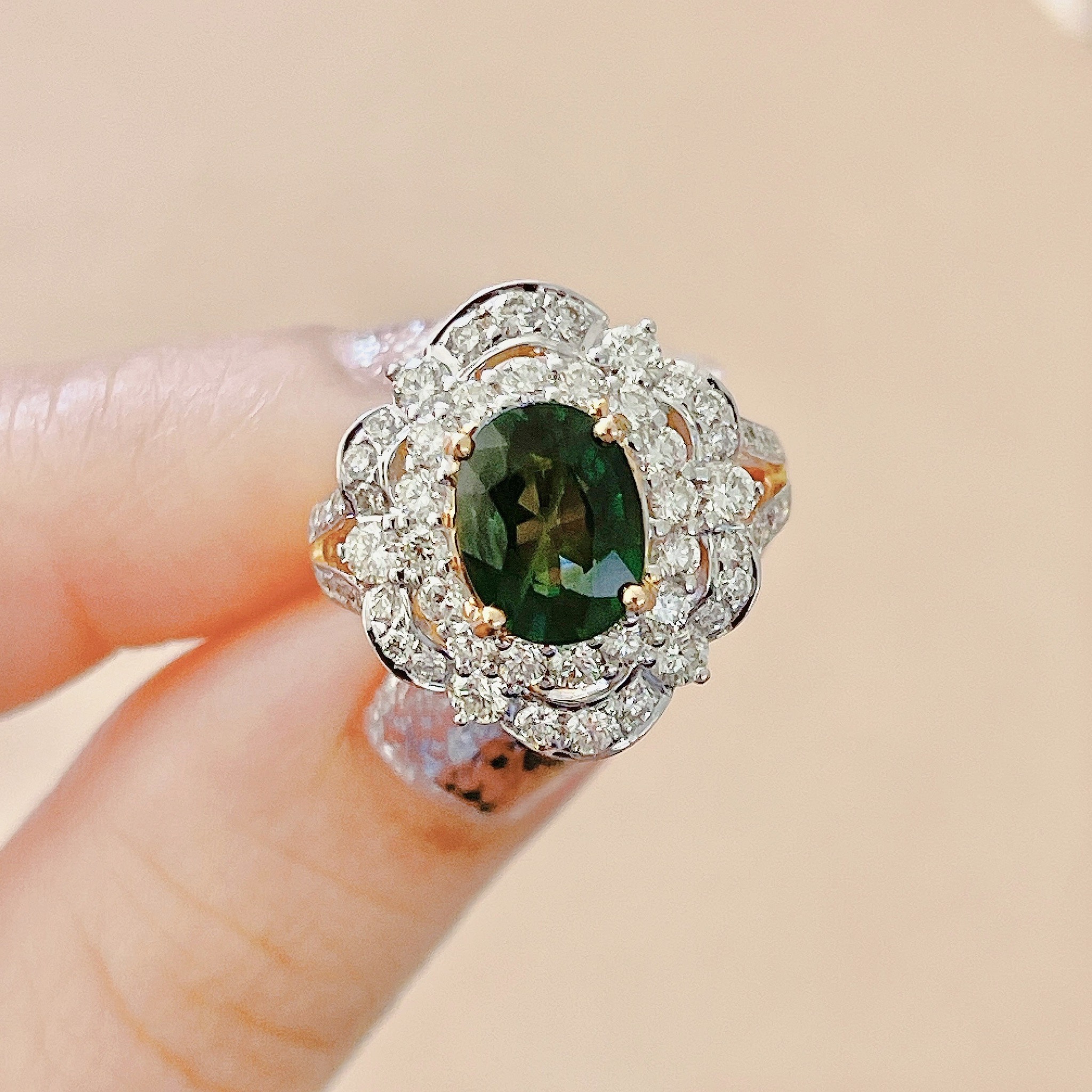 แหวนพลอยเขียวส่องประดับเพชร (Design Cocktail Ring) เขียวส่องเม็ดมาใหม่ สีสวยเหลี่ยมเล่นไฟ เจียระไนแบบเหลี่ยมเพชรรูปไข่ (Oval Shape) ล้อมเพชรสวย ไฟเต็มทุกเม็ด