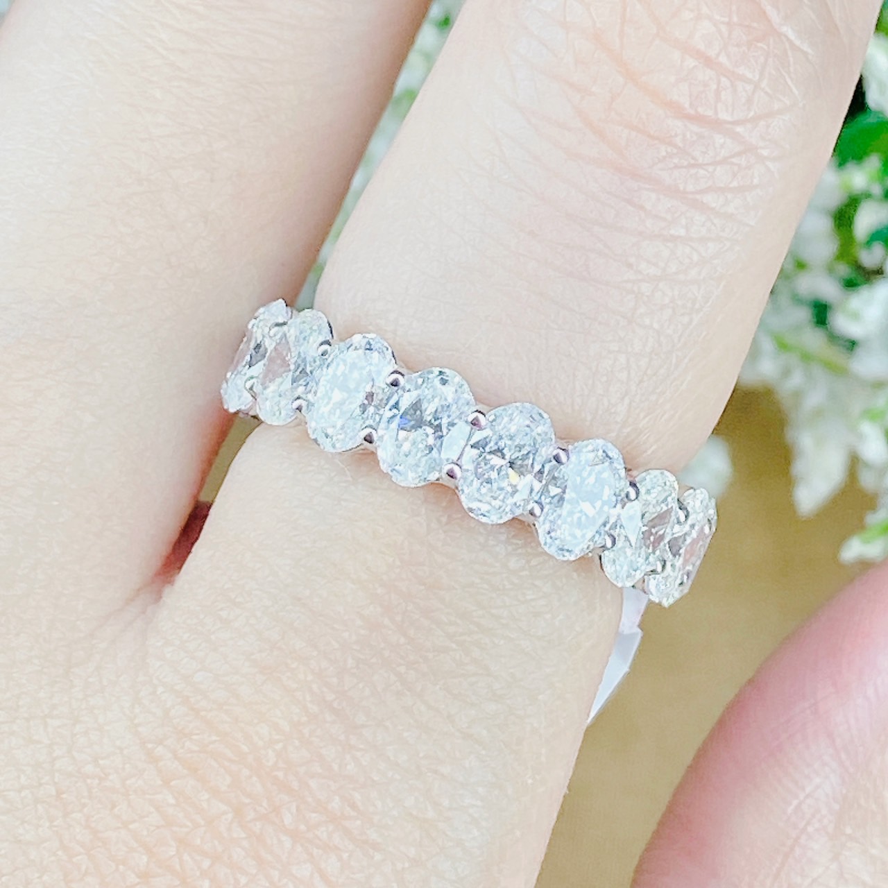 แหวนเพชรรอบวงเพชรรูปไข่ Oval Shaped มาเม็ดใหญ่มากๆค่ะ เพชรตกเม็ดละ 31 ตัง เพชรมาถึง 5.58 กะรัต!! เพชรขาวสวยมากๆค่ะ ตัวเรือนนอกนำเข้า