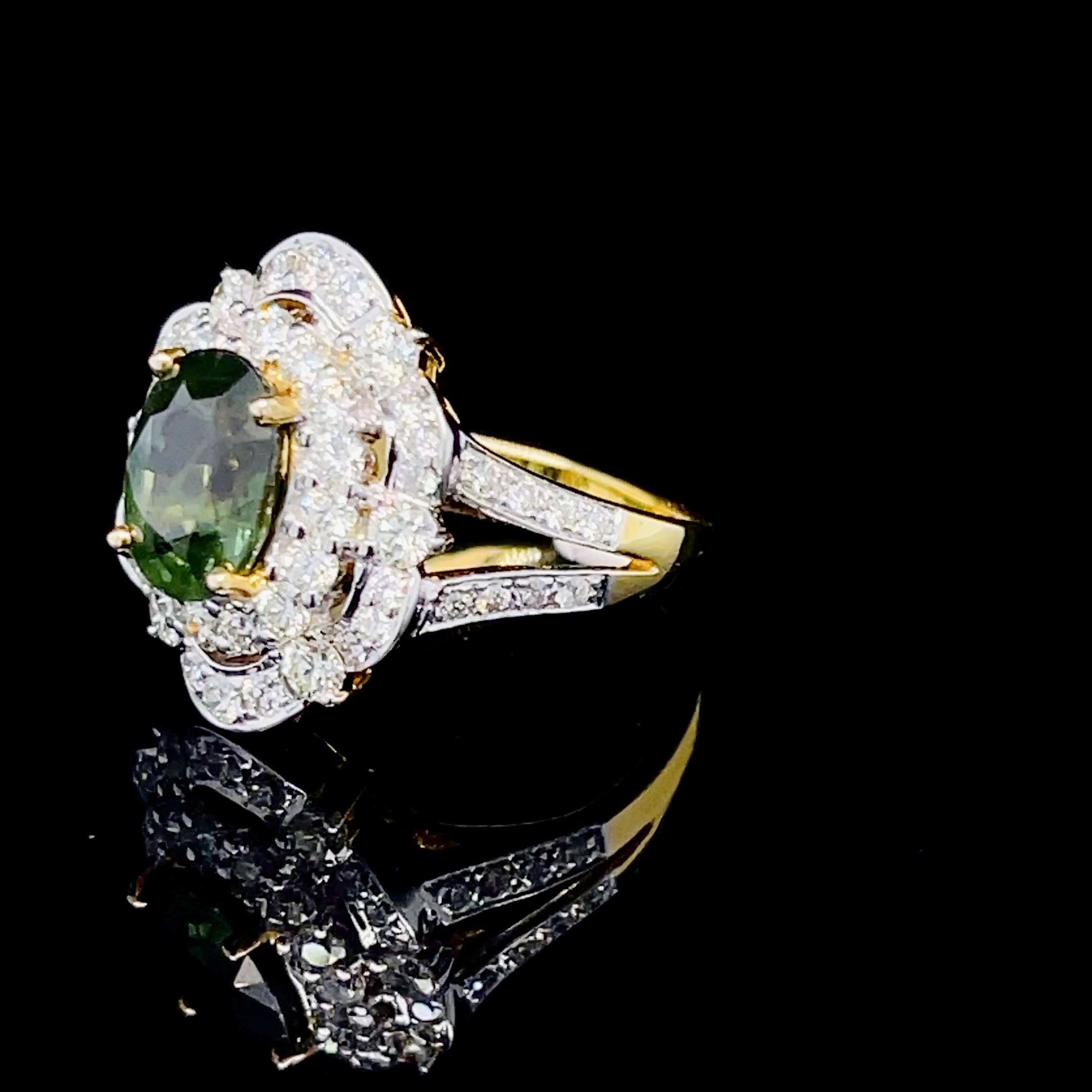 แหวนพลอยเขียวส่องประดับเพชร (Design Cocktail Ring) เขียวส่องเม็ดมาใหม่ สีสวยเหลี่ยมเล่นไฟ เจียระไนแบบเหลี่ยมเพชรรูปไข่ (Oval Shape) ล้อมเพชรสวย ไฟเต็มทุกเม็ด
